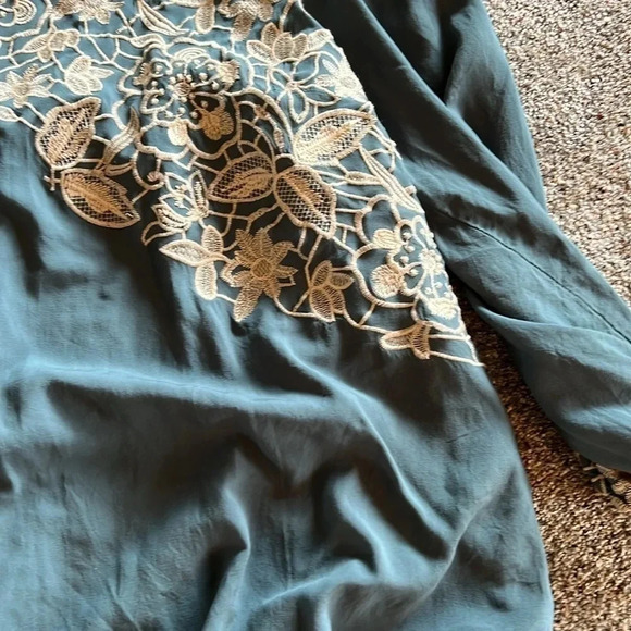 Andree by Unit tunic women size 2x green with embroidery in a cream color - Picture 8 of 10